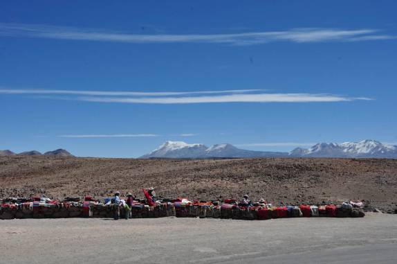 Venda de roupas típicas no ponto mais alto da estrada que leva ao Canyon Colca, a mais de 4.800 metros de altitude, (região de Arequipa, no Peru)